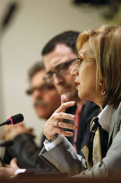 Rosa Díez, de UPyD; Aitor Esteban, del PNV, y Joan Tardá, de ERC (dcha-izda) comparecen ante la prensa