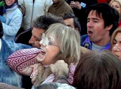 Momento de la agresión que ha sufrido la ministra argentina de Desarrollo Social, Alicia Kirchner, hermana del presidente Néstor Kirchner, cuando salía de un restaurante la provincia de Santa Cruz.