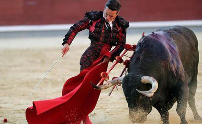 Diego Urdiales, durante la corrida de la Beneficencia, esta tarde en Las Ventas.