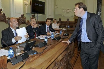 El presidente del grupo socialista municipal, Óscar Puente (derecha), conversa con el alcalde de Valladolid, Javier León de la Riva (izquierda), momentos antes del inicio del pleno.