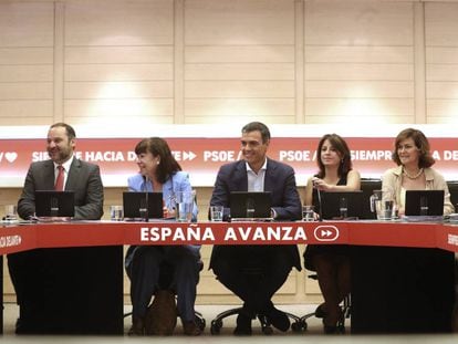 José Luis Ábalos, Cristina Narbona, Pedro Sánchez, Adriana Lastra y Carmen Calvo, en la reunión de la ejecutiva permanente en la sede del PSOE en la calle de Ferraz (Madrid) este lunes. 