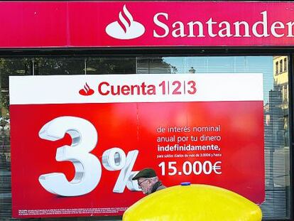 Imagen de una sucursal de Banco Santander en la que se publicita la Cuenta 1,2,3