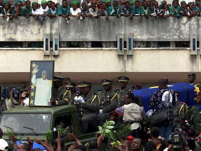 Los restos de Laurent Kabila, en las calles de Kinshasha en enero de 2001.