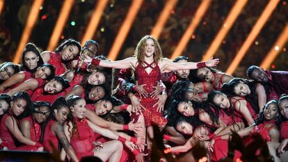 Un momento de la actuación de Shakira, que apareció vestida con un traje rojo de lentejuelas de Peter Dundas y junto a una treintena de bailarines.