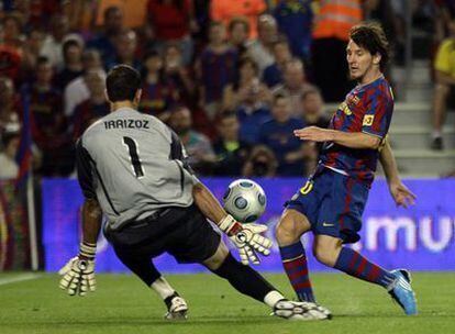 Messi, en el momento de superar la salida de Iraizoz para conseguir el primer gol.