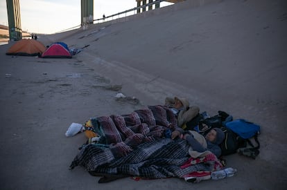 El puente internacional Paso del Norte se ha convertido en un sitio de descanso para los migrantes que esperan cruzar a Estados Unidos.  