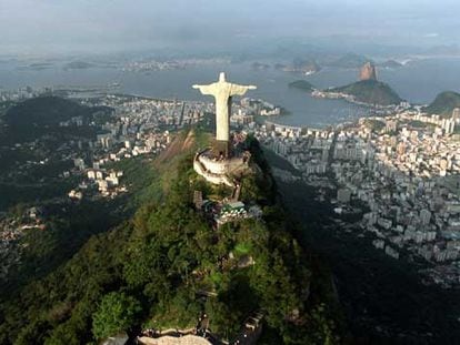 Desde el Corcovado, el peñón desde el que una figura de Jesús <i>art-déco</i> vigila a la ciudad, se ve cómo los dedos de Río trepan por las montañas ya convertidos en forma de <i>favela.</i>