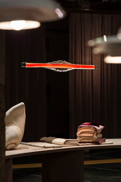  'Dune' (2020), lámpara en suspensión de vidrio borosilicato y madera natural creado por Mayice Studio para LZF Lamps.