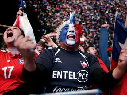 Aficionados celebran un gol de Chile a Perú en las semifinales de la Copa América.