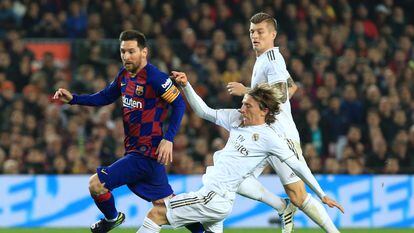Messi y Modric pugnan por un balón durante el primer clásico de esta temporada.