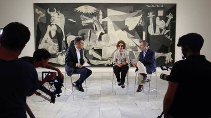 El periodista del EL PAÍS Carlos de Vega entrevista a María del Corral, exdirectora del Reina Sofía y a Manuel Borja-Villel, actual director del museo.