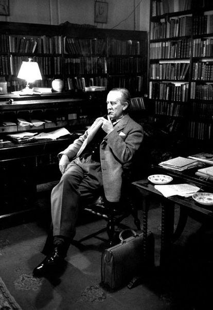El escritor británico John Ronald Reul Tolkien, en su estudio de Oxford.