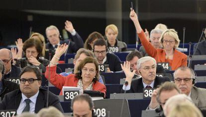 Diputados europeos votan en una sesi&oacute;n plenaria en Estrasburgo 