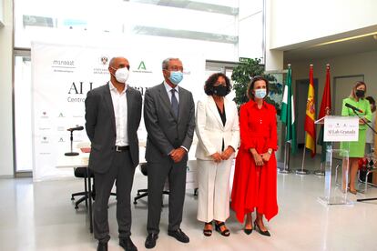 Isaac Hernández, Country Manager de Google Cloud;  El concejal de Transformación Económica, del Consistorio, Rogelio Velasco;  Pilar Aranda rectora de la Universidad de Granada;  y Cristina Ruiz, consejera delegada de Indra, durante la presentación del IA Lab Granada. 