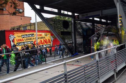 Las centrales obreras aseguran que el Gobierno de Duque prepara un "paquetazo" de medidas que tendrán un fuerte impacto económico y social en los trabajadores, como eliminar el fondo estatal de pensiones y aumentar la edad de jubilación. En la imagen, algunos manifestantes tiran pintura a los antidisturbios en Bogotá.