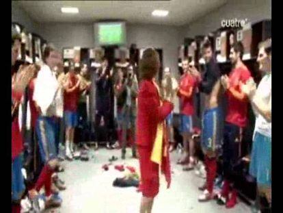 Doña Sofía bajó a los vestuarios para felicitar a los jugadores después del partido ante Alemania. <strong>Todo sobre el <a href="http://www.elpais.com/deportes/futbol/mundial/"> Mundial de Fútbol</a></strong>