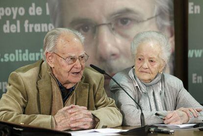 Los exprisioneros Gervasio Puerta y Concha Carretero presentan la plataforma de apoyo a Garzón.