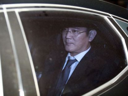 El heredero del grupo Samsung y vicepresidente de Samsung Electronics, Lee Jae-yong (c), accede al centro de detenci&oacute;n en espera de la decisi&oacute;n del tribunal en Se&uacute;l (Corea del Sur)