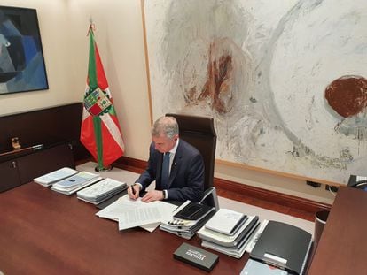 El lehendakari firma el decreto de suspensión de las elecciones autonómicas del 5A