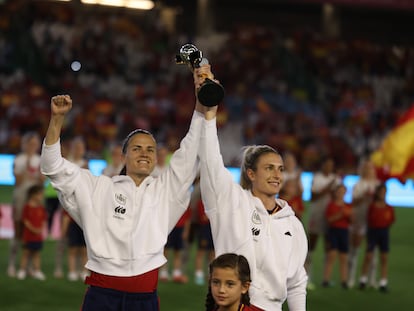 Alexia Putellas se prepara junto a Irene Paredes para el partido de la Selección Femenil de España ante Suiza