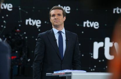 Pablo Casado (Partido Popular), antes del comienzo del debate.