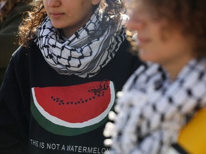 Una mujer lleva una camiseta con el diseño de una sandía durante una protesta propalestina en Amán, Jordania.