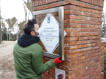 Un trabajador coloca la nueva placa en homenaje a Cristina Ortiz, La Veneno, en el Parque del Oeste
