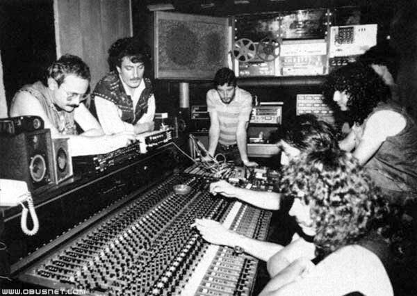 Tino Casal (segundo por la izquierda) en el estudio con Obús (sentados enfrente) produciendo el primer disco del grupo, en 1981. 