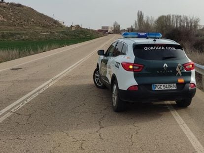 Una patrulla de la Guardia Civil en una carretera de Castilla y León.
