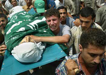 Palestinos llevan el cadáver de Abu Slyma, de 18 años, muerto durante el ataque israelí en Rafah.