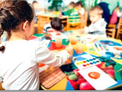 Dos niños pintan en una escuela infantil, donde el colectivo que las agrupa asegura que los protocolos se han mostrado eficaces.