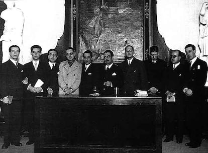 Celebración del tricentenario de Góngora en el Ateneo de Sevilla en diciembre de 1927. De izquierda a derecha, Rafael Alberti, Federico García Lorca, Juan Chabás, Mauricio Bacarisse, José María Platero (presidente de la sección de literatura del Ateneo), Manuel Blasco Garzón (presidente del Ateneo de Sevilla), Jorge Guillén, José Bergamín; Dámaso Alonso y Gerardo Diego.