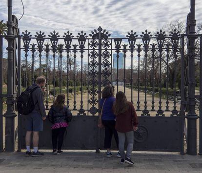 Una família a les portes del parc de la Ciutadella, tancat pel vent.