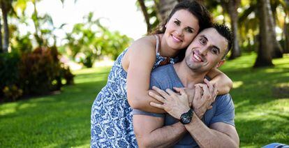 Imagen de archivo de una pareja felizmente enamorada.