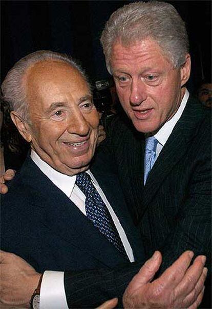 Bill Clinton saluda al viceprimer ministro de Israel, Simon Peres.