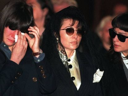 Allegra Gucci (izquierda) y Alessandra Gucci (derecha) junto a su madre Patrizia Reggiani Martinelli (centro) en el funeral de Maurizio Gucci en Mil&aacute;n en 1995.