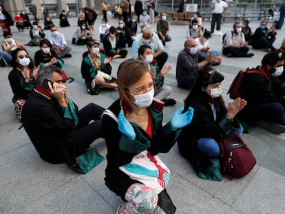 Letrados turcos protestan el pasado 22 de junio frente al Palacio de Justicia de Çaglayan (Estambul) contra la ley de reforma de los colegios de abogados y contra la represión a la protesta de sus compañeros en Ankara.
