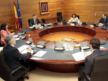 Pedro Sánchez preside el Consejo de Ministros para aprobar la solicitud de prórroga del estado de alarma.
 