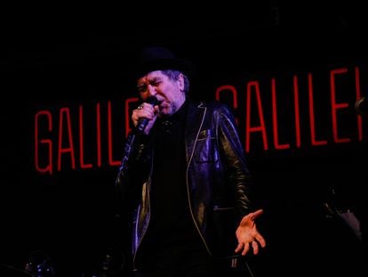 Joaquín Sabina canta en el escenario de la sala Galileo Galilei de Madrid, este viernes.