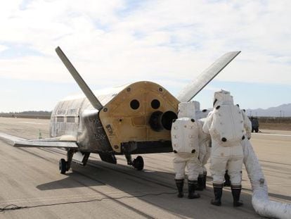 Unos especialistas revisan el veh&iacute;culo espacial secreto X-37B tras su aterrizaje autom&aacute;tico en la base de Vandenberg (California), el 17 de octubre de 2014. 