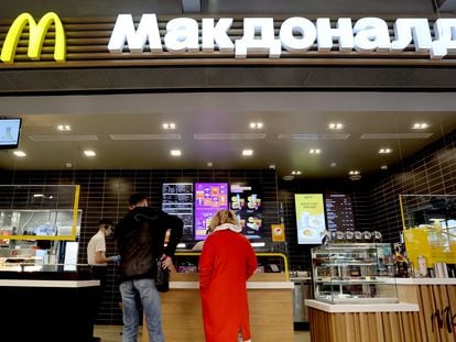 Dos clientes hacían un pedido en un restaurante de McDonald's en Piaterochka (Rusia), en febrero del año pasado.