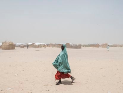 Una niña desplazada de su hogar camina en el asentamiento de Amma, en Chad, cerca del lago Chad, donde viven unas 25.000 personas.