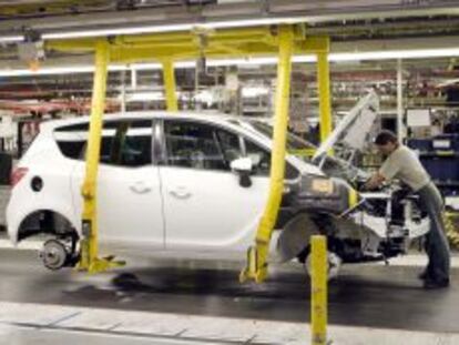 L&iacute;nea de montaje del Opel Meriva, que comparte estructura con el Citro&euml;n C3 Picasso, en Figueruelas, Zaragoza. efe