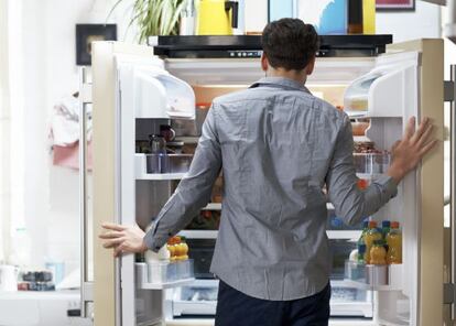 No poner alimentos calientes en la nevera es un pequeño hábito que permite ahorrar energía