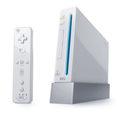 La Nintendo Wii, que la empresa empezó a comercializar en 2005. Su mando respondía al movimiento del usuario.