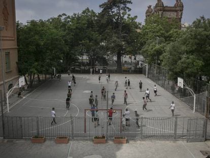 Alumnes jugant al pati de l'institut Pau Claris.