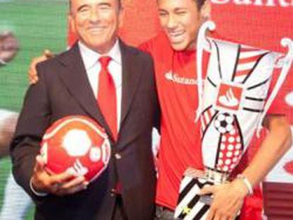 Emilio Botín ha entregado a Neymar el premio al mejor jugador de la Copa de Libertadores