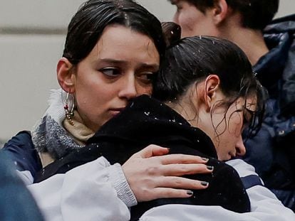Dos jóvenes en una vigilia en recuerdo de las víctimas del tiroteo de este jueves en una facultad de la Universidad Carolina en Praga.