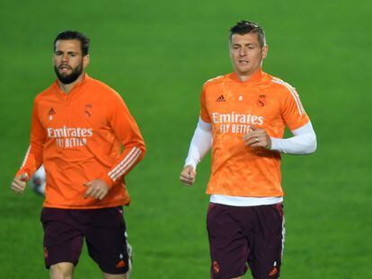 Nacho y Kroos, en el entrenamiento de este martes en Bérgamo.