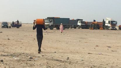 Reparto de bombonas de butano el año pasado en Dajla, en el Sáhara Occidental.